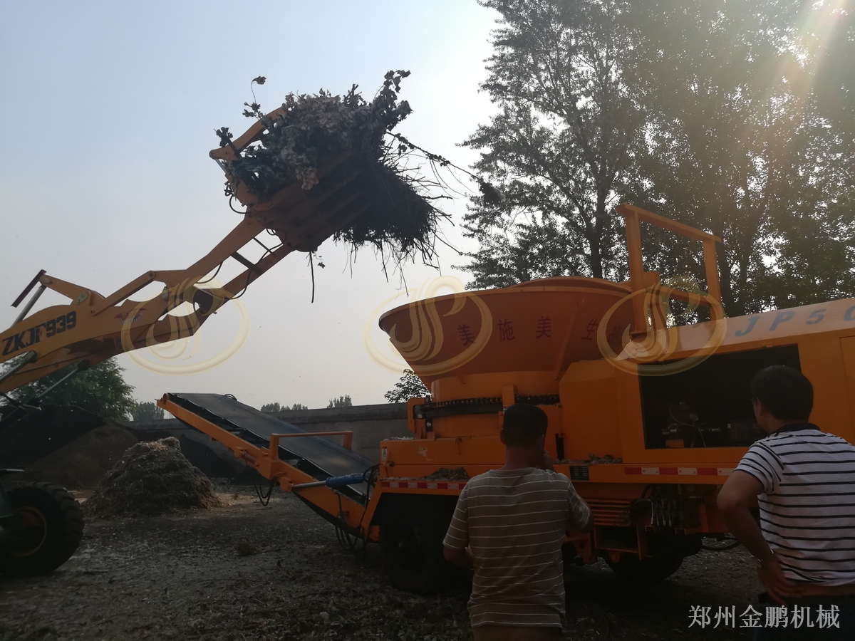 郑州金鹏1400大型树枝破碎机在生物质料场连续处理中的应用