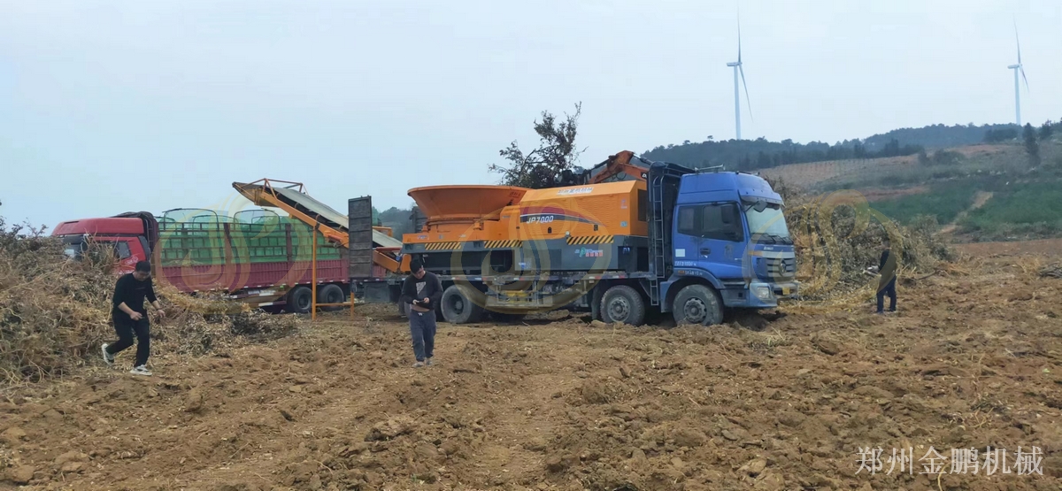 郑州金鹏移动大型树根粉碎机在料堆分散现场的预粉碎处理方案
