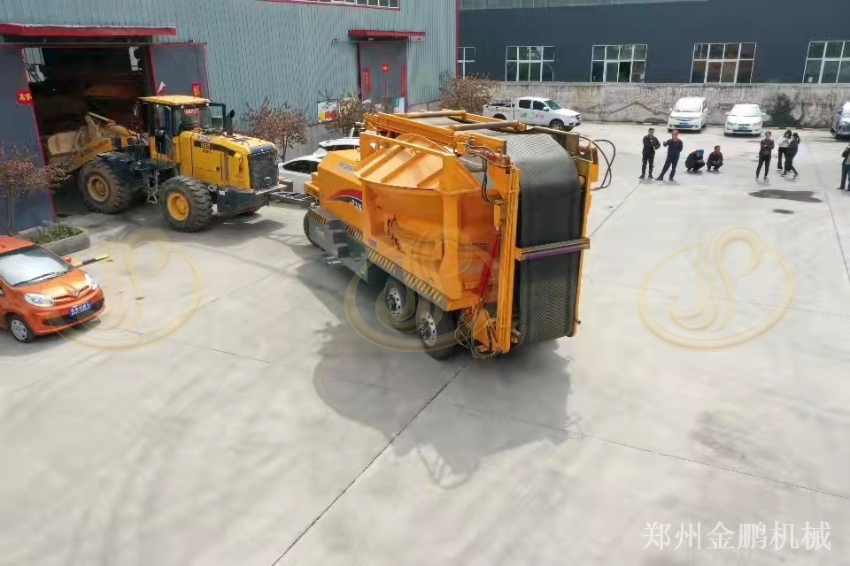 郑州金鹏大型粉碎木材机在高产量生物质料场的应用