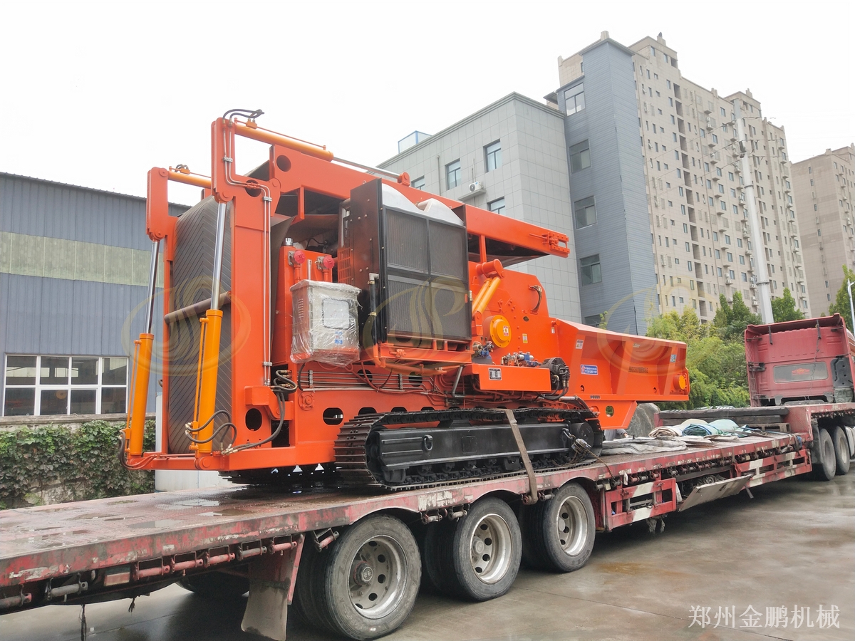 郑州金鹏大型移动式木材破碎机在分散料场中的应用
