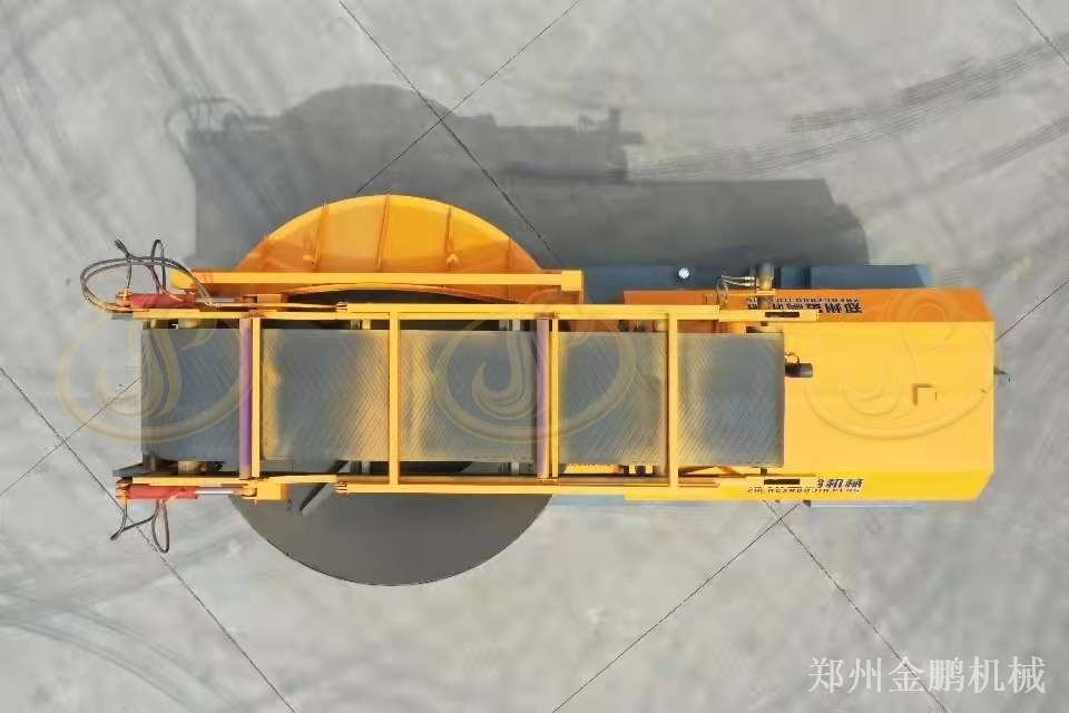 郑州金鹏固定型大型树枝粉碎机在生物质料场中的应用